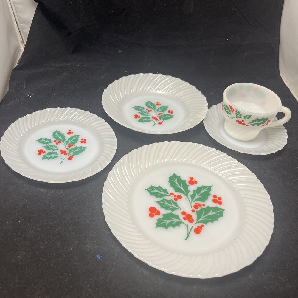 Vtg 5 Piece Place Setting Termocrisa Milk Glass Holly Berry Christmas
